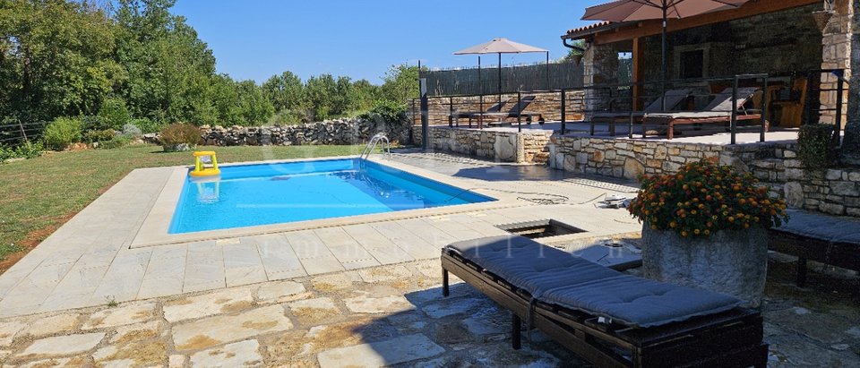 Istrian stone house with a large garden, 10 km from the sea