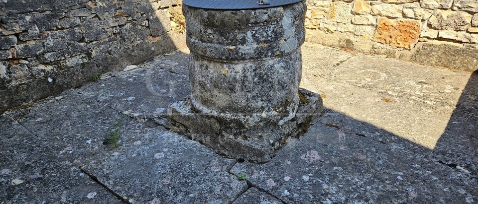 Istrisches Steinhaus mit großem Garten, 10 km vom Meer entfernt