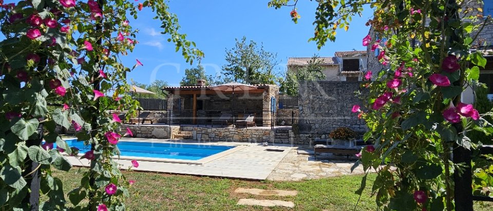 Istrian stone house with a large garden, 10 km from the sea