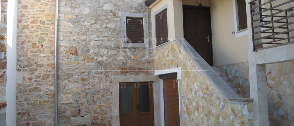 Casa in pietra d'Istria con ampio terreno agricolo