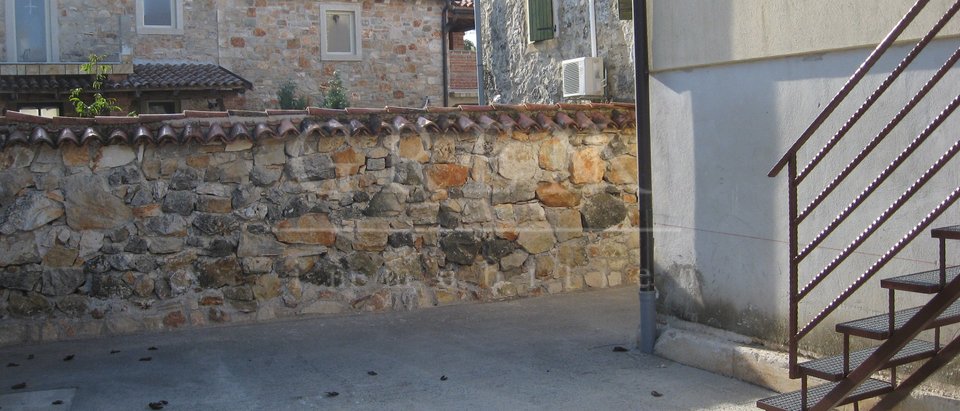 Casa in pietra d'Istria con ampio terreno agricolo