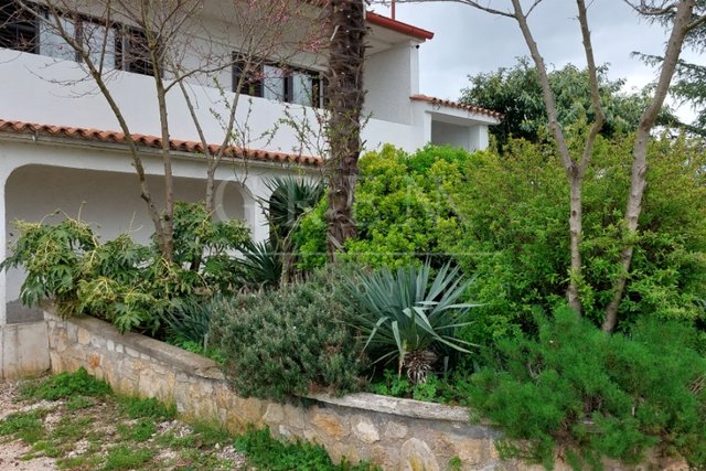 House 17 km from Poreč with a large garden and sea view