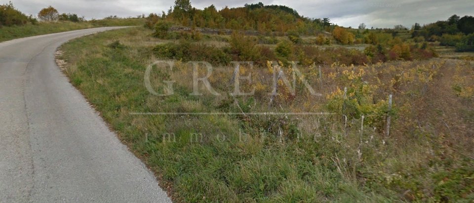 Building land with a project for a single-family house in central Istria