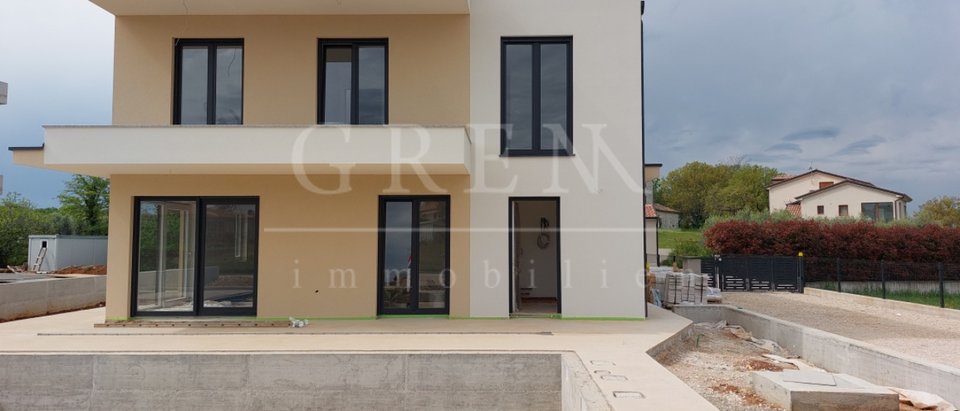Modern semi-detached house with swimming pool in Poreč