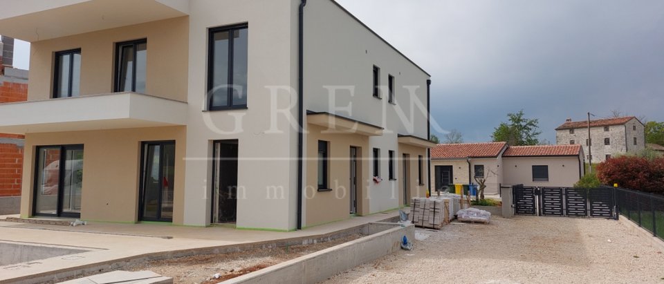 Modern semi-detached house with swimming pool in Poreč