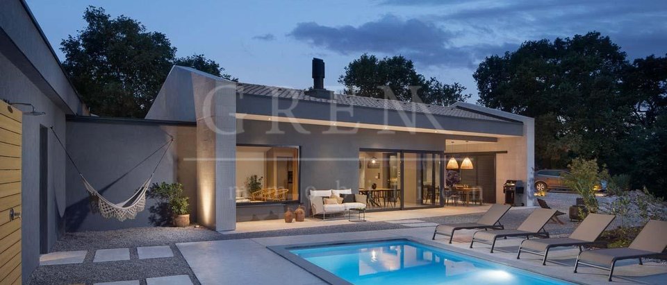 Villa mit traditionellen Elementen und modernem Design