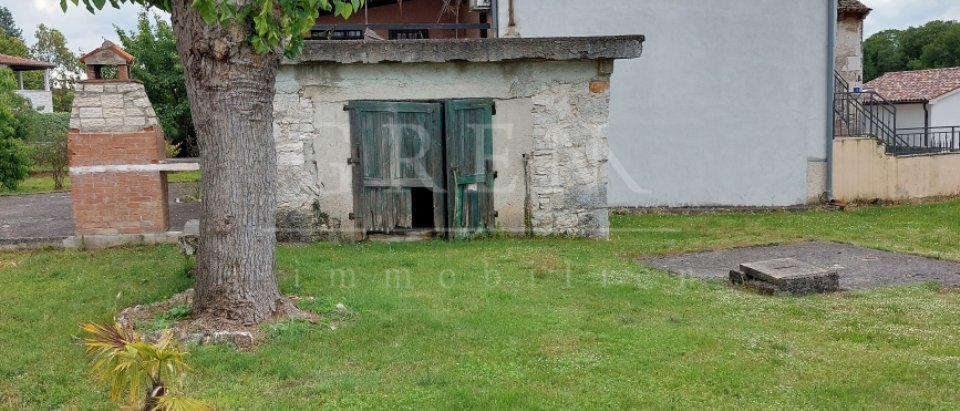 Dvije kamene kuće u okolici S.Lovreča